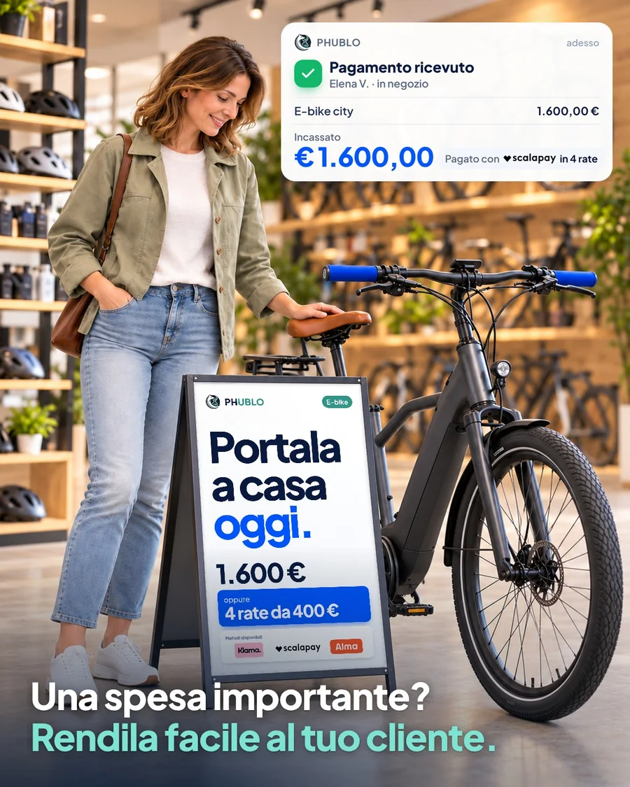 Cliente che sceglie una e-bike con cartello prezzo a rate